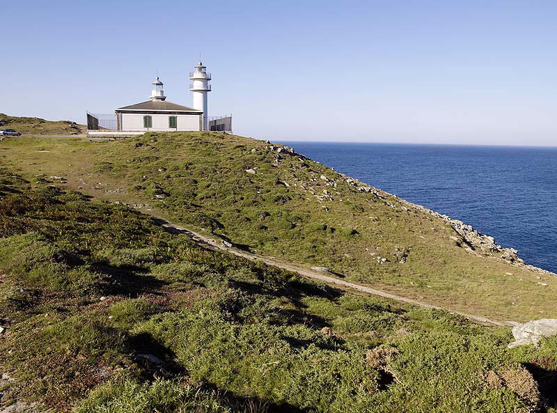 Faro de Cabo Touriñán sobre la costa atlántica
